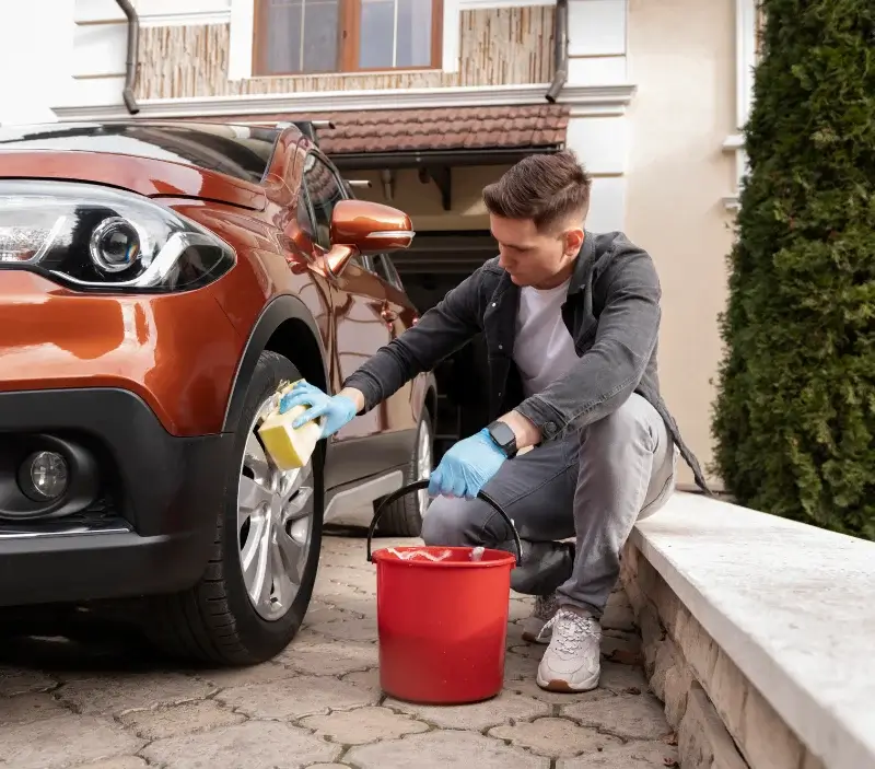 Lavage auto à domicile Menton : professionnel intervenant sur un véhicule